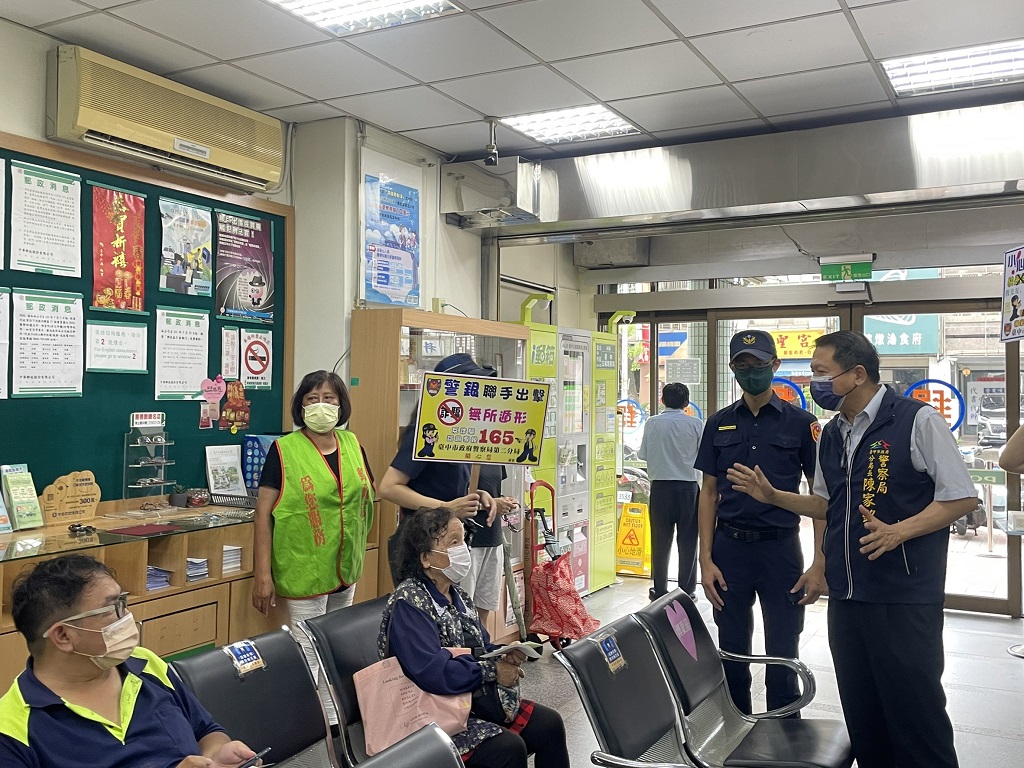 圖片說明：臺中市政府警察局推動「警銀聯阻防詐」成效佳，中市警二分局陳家銘親臨拜會金融機構致謝，把握機會向在場等候的民眾進行防詐宣導。(記者林㤈輝翻攝) 