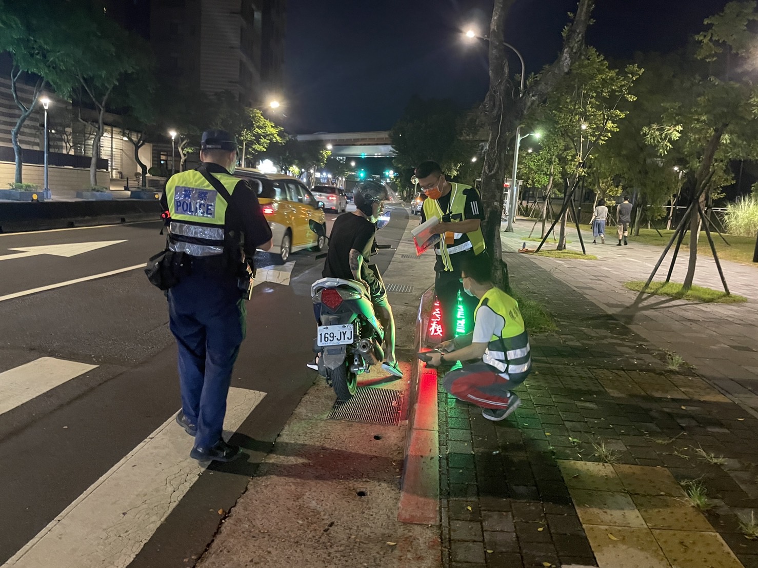 圖片說明：文山第二分局員警會同環保局全力稽查改裝車並防制危險駕駛。(記者吳萍翻攝）