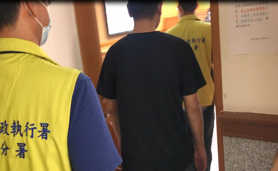 宜蘭水電工隔離「太無聊」趴趴走  遭罰百萬硬不繳執行署登家門逮人