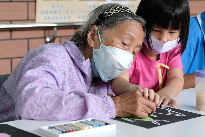 漾新聞|高市偏鄉樂齡中心首開藝術手作課程 長者探索體驗手作之樂