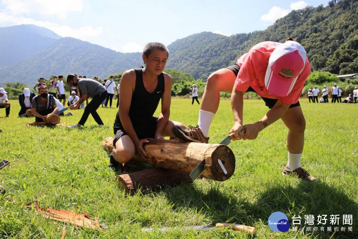 全國泰雅族運動會暨傳統技藝競賽．族人參加鋸木比賽。