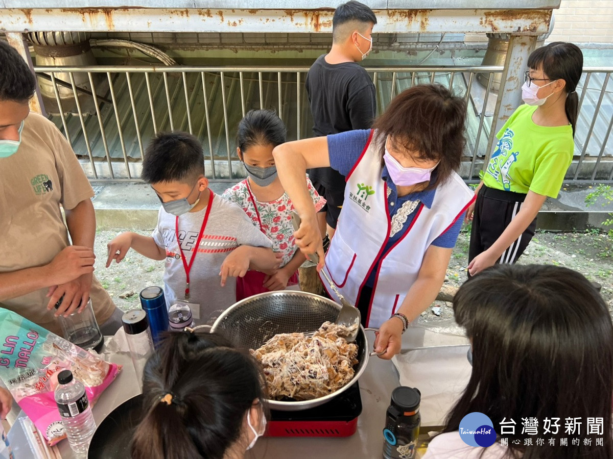 弱勢兒少忽略「營養均衡」 家扶創意小主廚教導製作健康又美味好料理