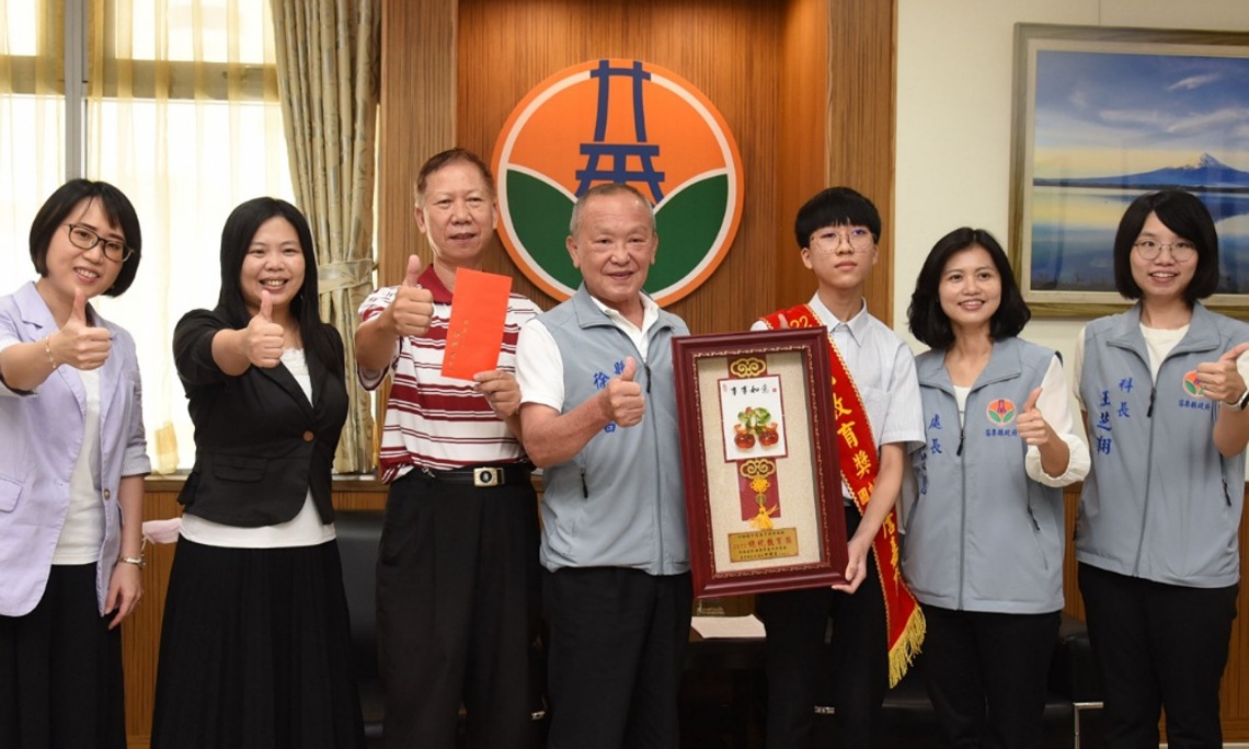 詹嘉育「視界」不同獲總統教育獎 徐耀昌接見贈獎座表揚鼓勵