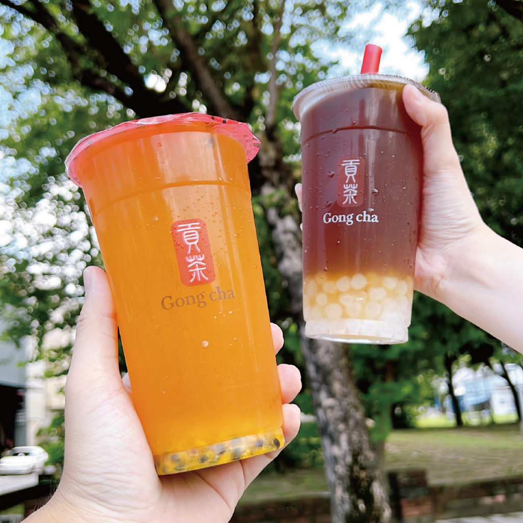 在忽冷忽熱捉摸不定的初秋時節裡，來一杯貢茶的蜜桃系列新品，讓心情瞬間變得甜蜜蜜