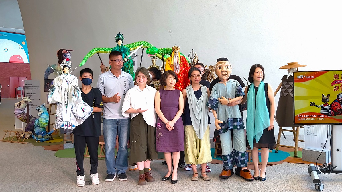 NTT+歌劇院沙龍《鄭嘉音談偶戲》宣告記者會後合影（圖/陳惠玲攝）