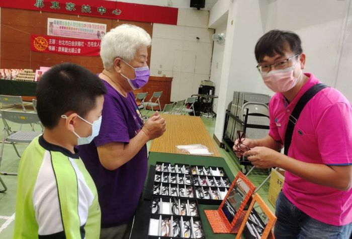 屏東家扶自立青年李清聖 集愛免費為家扶成員配眼鏡