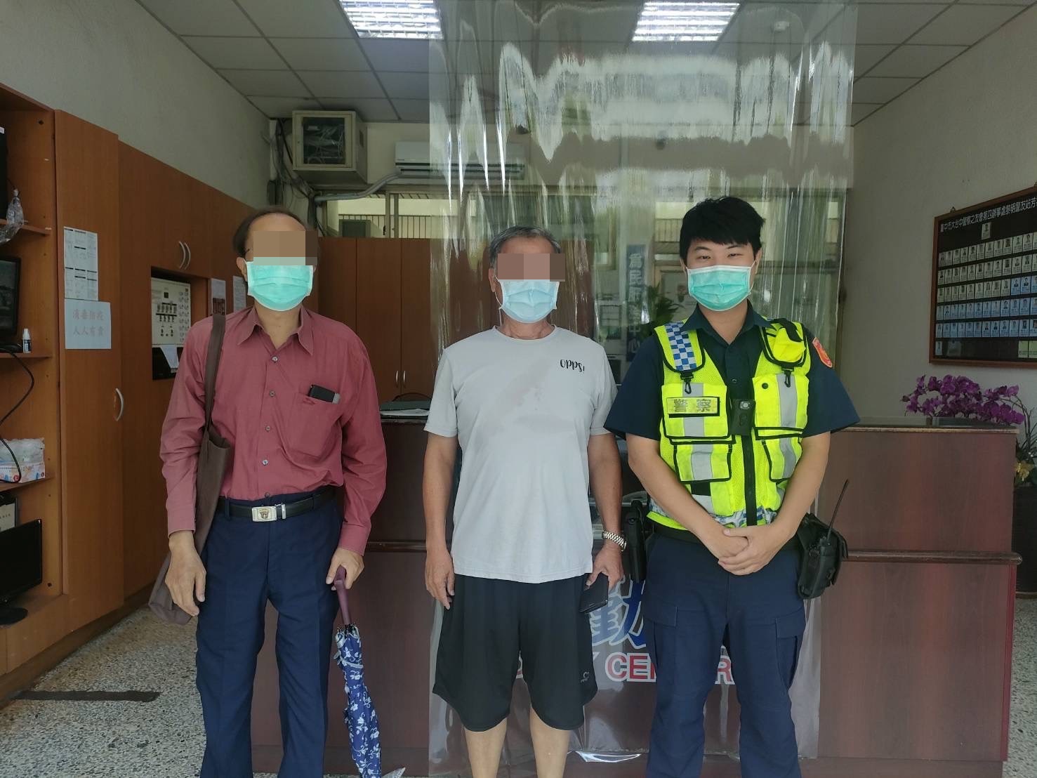 圖片說明:台中市一名老翁錢包疑似遺落計程車,中市警四分局黎明派出所員警扮柯南抽絲剝繭速尋獲。(記者林㤈輝翻攝)