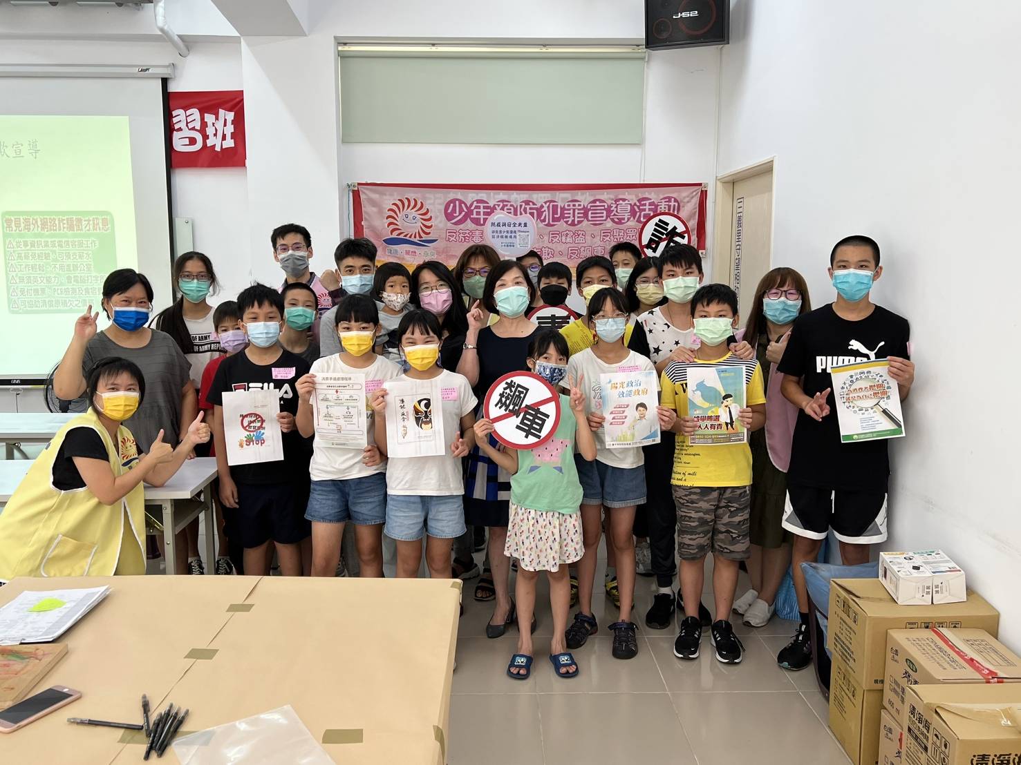 圖片說明：臺中市政府警察局少年警察隊與少年輔導委員會於日前在三義里活動中心辦理「夏日練習趣木工小達人」活動。 (記者謝榮浤翻攝) 