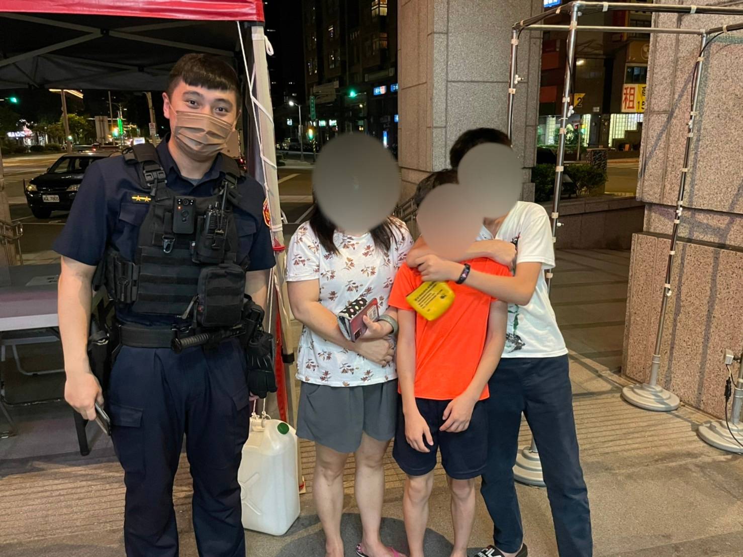 圖片說明:景美所警員陳洺宇超神速30分鐘尋回負氣離家出走小男童。(記者吳萍翻攝)