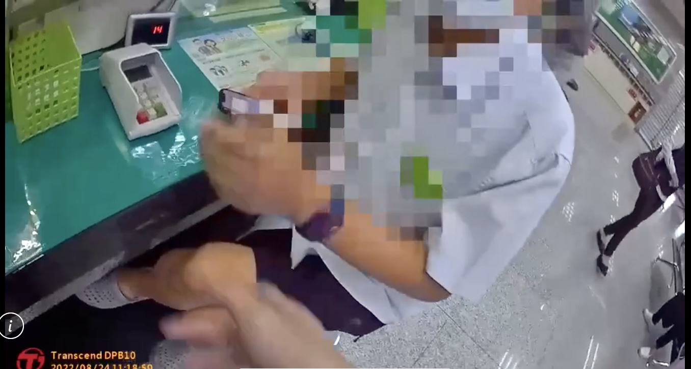 圖片說明：林口分局員警即時阻詐護民眾財產。（記者趙靜姸翻攝）   