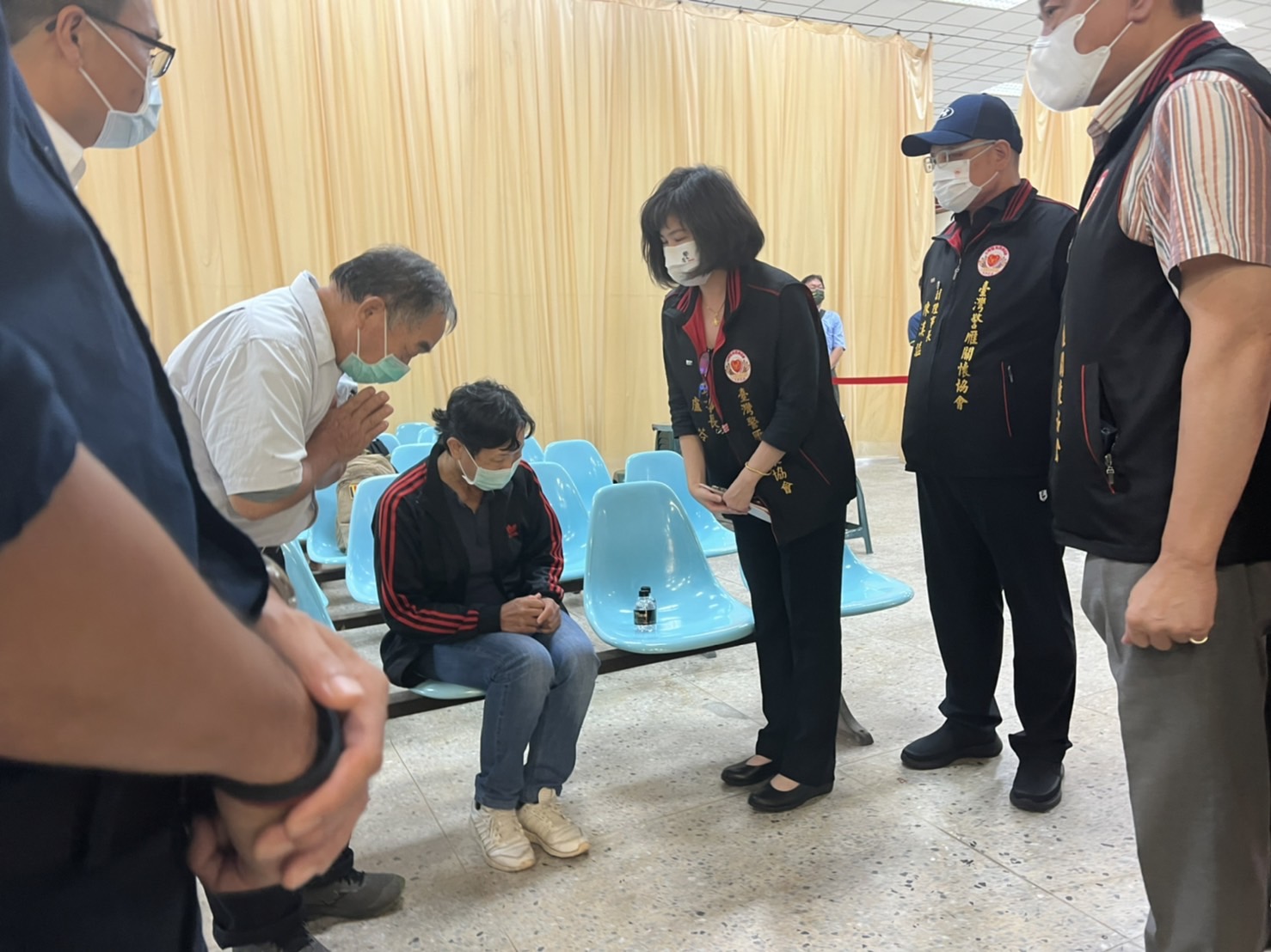 圖片說明:台灣警雁關懷協會盧苓理事長(右3)親率副理事長陳漢謚等人親赴靈堂上香致意,並分別致贈曹、凃兩位員警家屬慰問金。(記者宋紹誠翻攝)