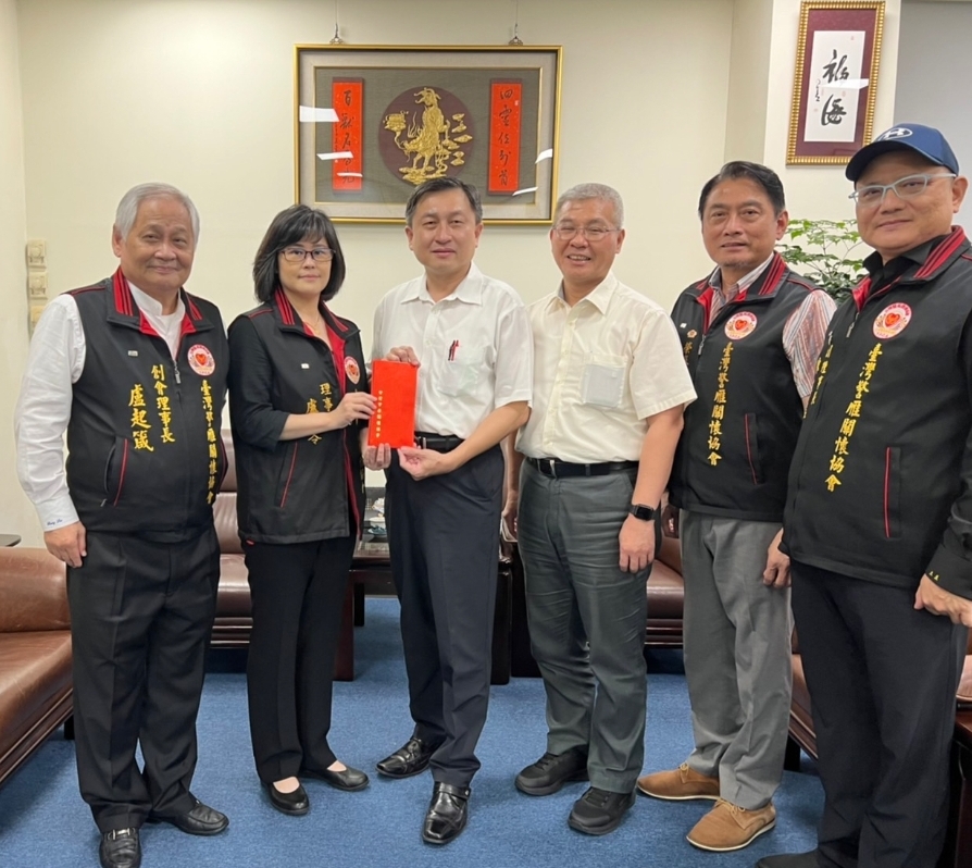 圖片說明:台灣警雁關懷協會理事長盧苓(左2) 頒發慰勞金六萬元。(記者宋紹誠翻攝)
