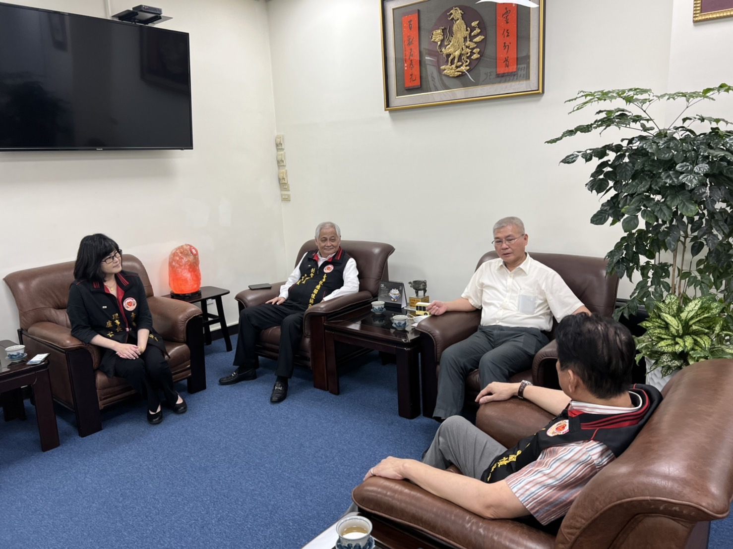 圖片說明:台南市警察局長方仰寧(右2) 、台灣警雁關懷協會理事長盧苓(左1)不捨2名員警值勤時遭攻擊喪命。(記者宋紹誠翻攝)