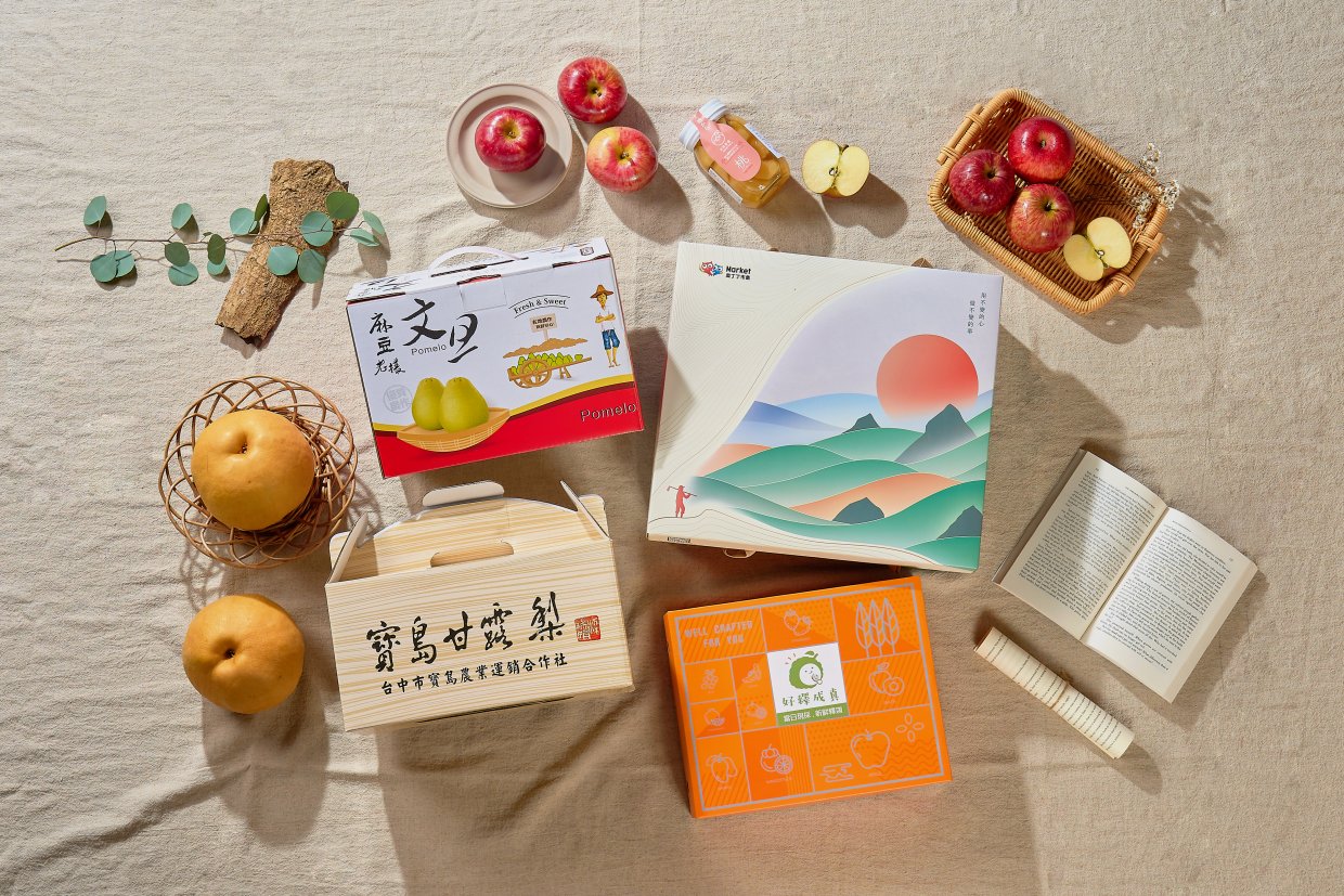 除了中秋熱門商品文旦及寶島甘露梨,更獨家推出帶有吉祥寓意的《奧丁丁洋行》蘋安樂桃雙饗禮盒組