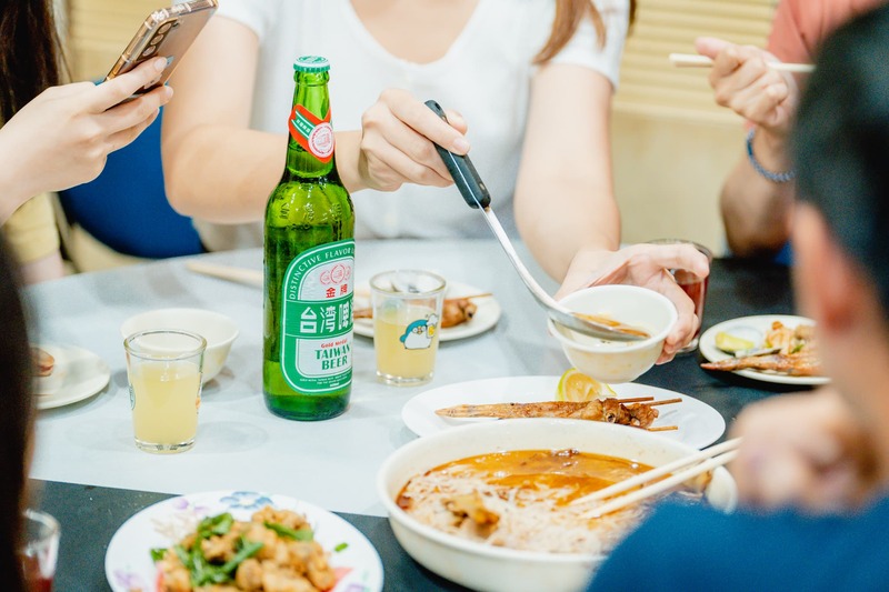 漾新聞|台灣IP聊療杯進駐海產攤 台啤聯名款炒熱喝酒吃燒烤