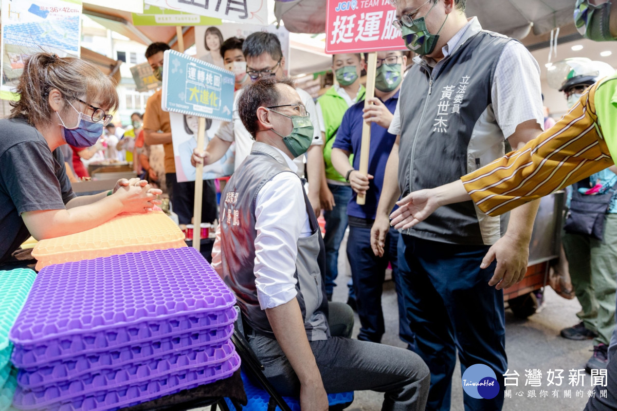 鄭運鵬看到汽車坐墊,他不但試坐宣傳,還直接買了一個要放在車上。