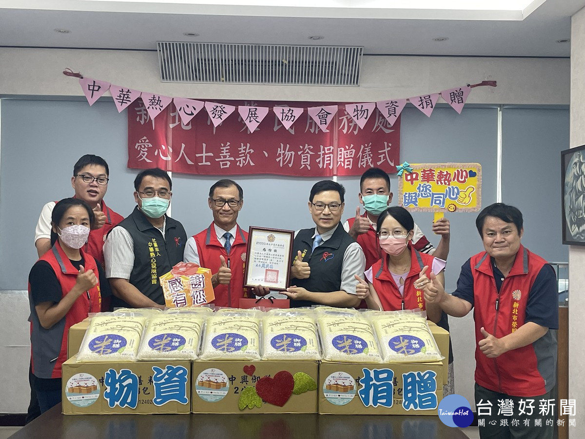 周興國處長(左4)回贈張淵豪理事(右4)感謝狀,以申謝忱