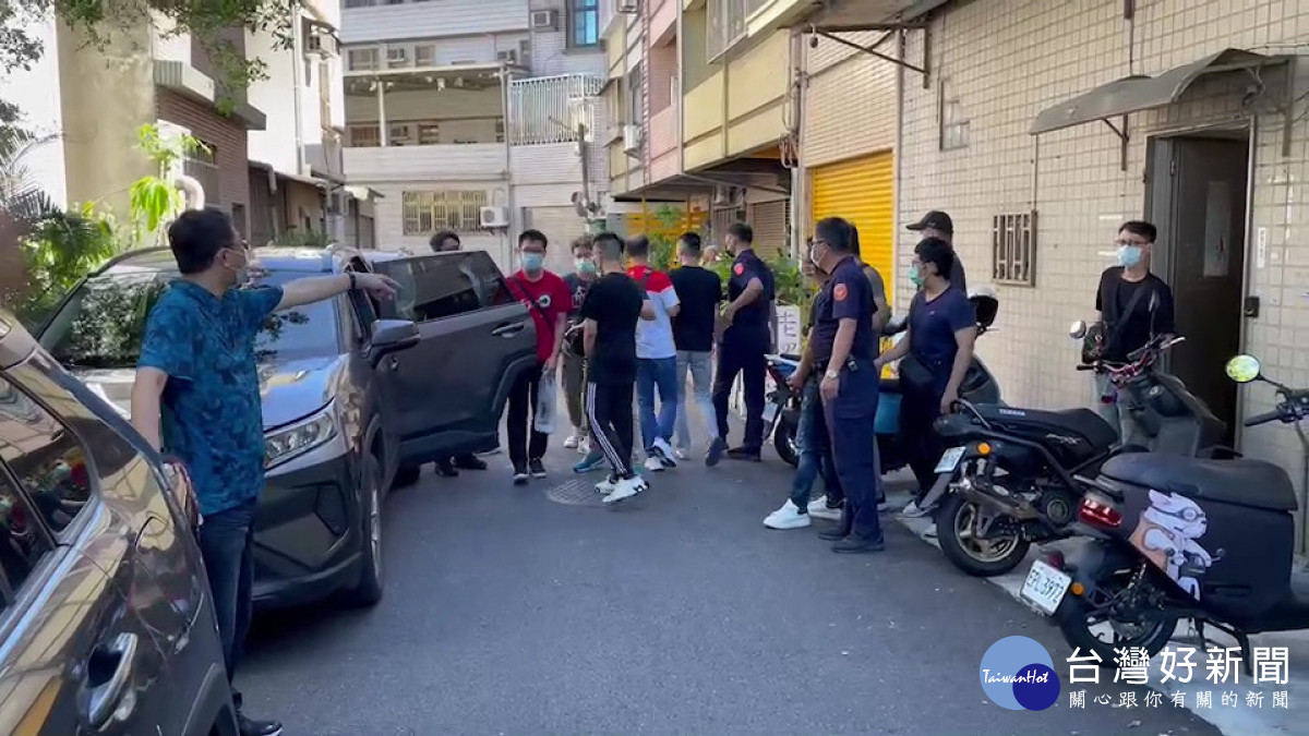 檢警持搜索票至台南逮捕林嫌等3人／陳致愷翻攝