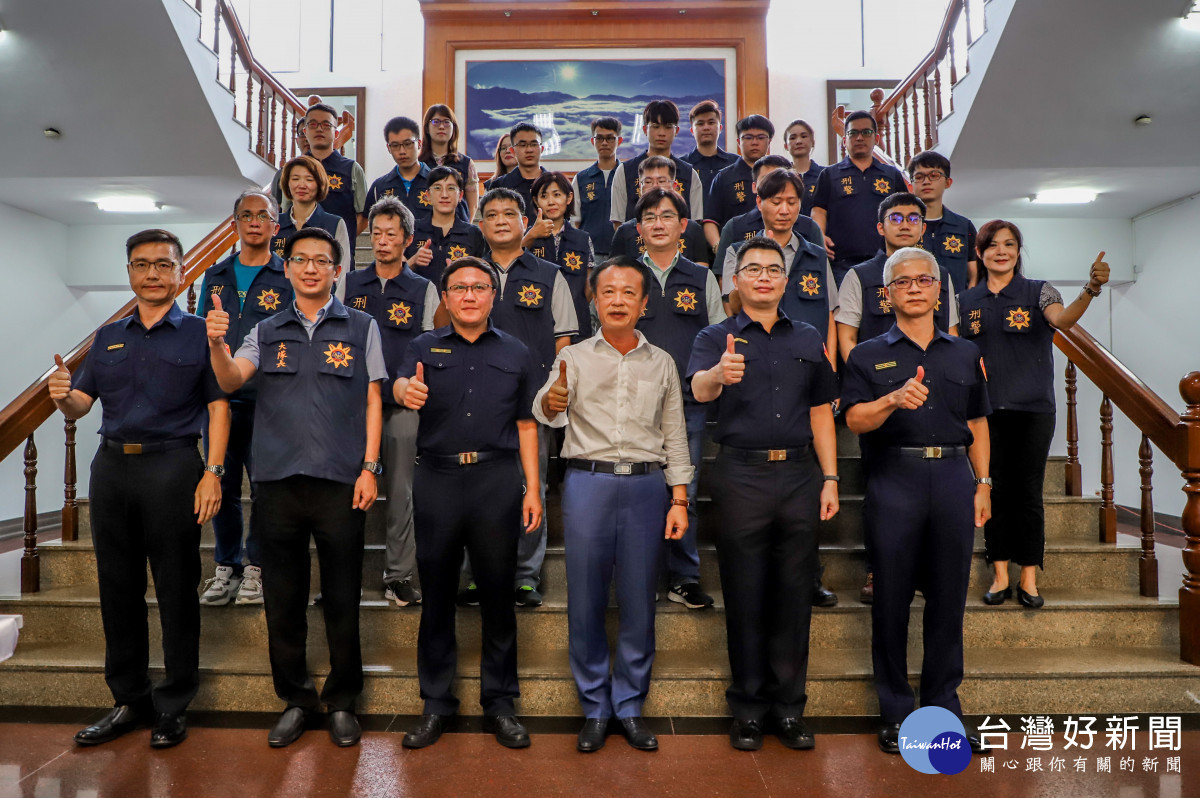 嘉義縣長翁章梁親自前往嘉義縣警察局鼓勵偵辦同仁並頒發慰勉金/警方提供