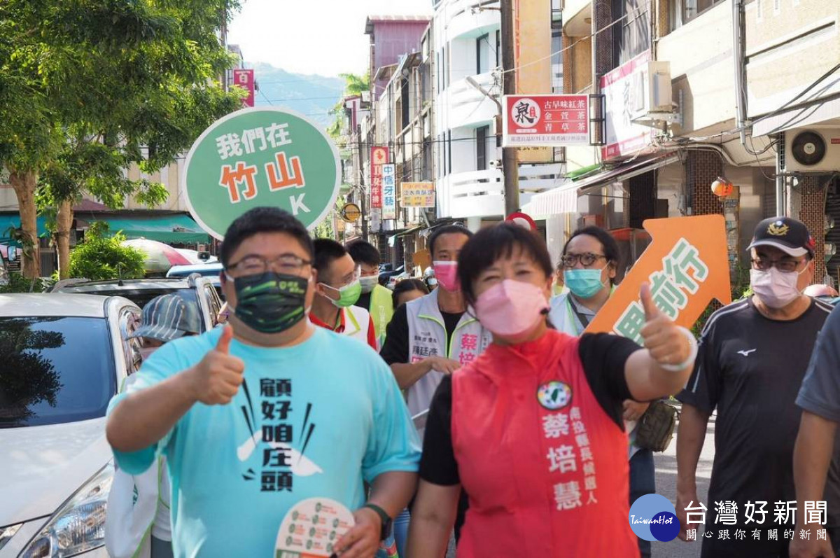 一大早就從嘉義北上陪蔡培慧掃街的蔡易餘立委。