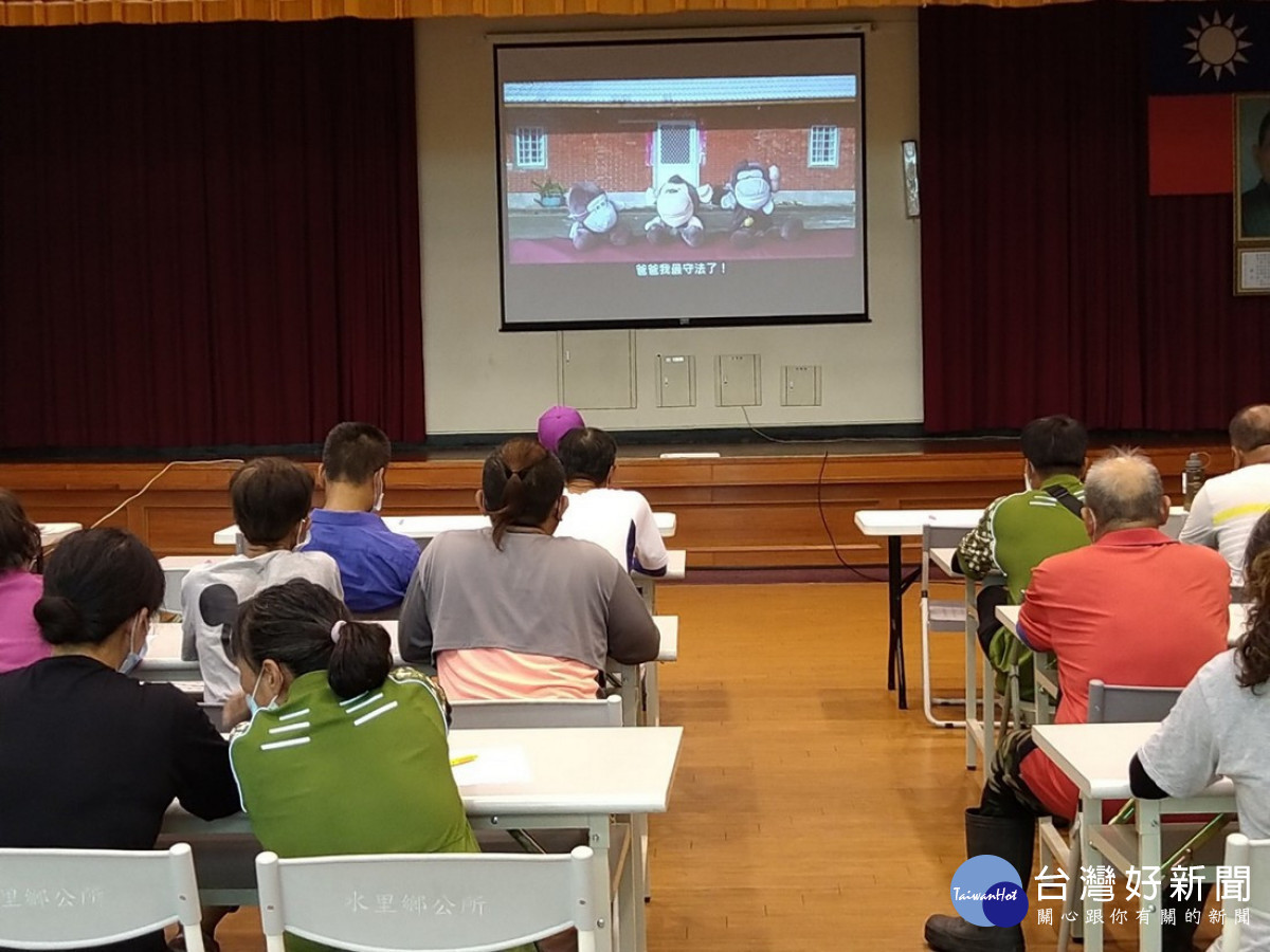 清潔隊廉能教育推廣活動，觀看手偶劇影片。