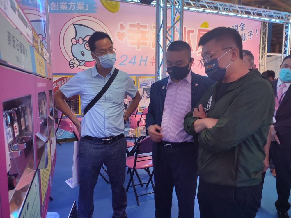台中國際展覽館舉辦的連鎖加盟創業大展-台中展,有許多像創業的民眾對「幸福水屋共享淨水站」興趣高。(圖/記者林均和攝)