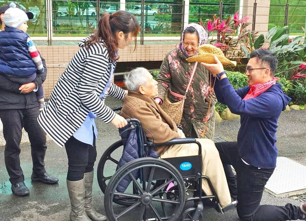 「喘息旅遊住房專案」,皆提供最貼心的圓夢管家現場陪伴遊玩、並依照現場需求提供相對應的協助,讓家庭出遊玩得快樂又安心。。(圖/六福旅遊集團提供)