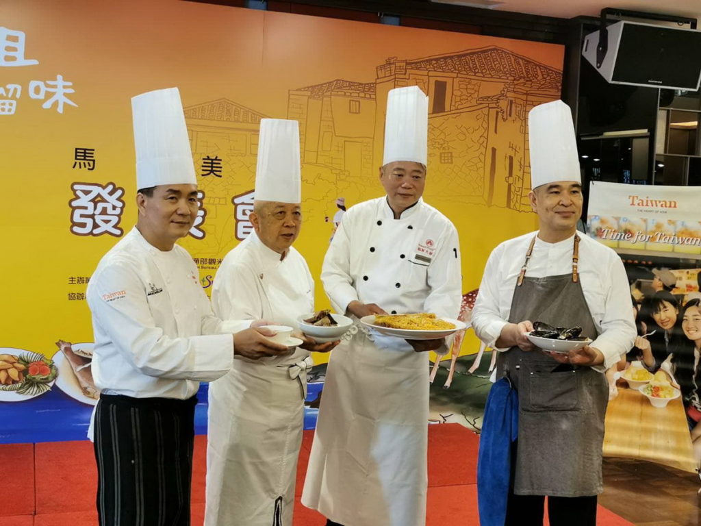 四大主廚除聯手創新傳承卡蹓美食外，並於現場親自示範馬祖菜餚的醇、樸、真、鮮