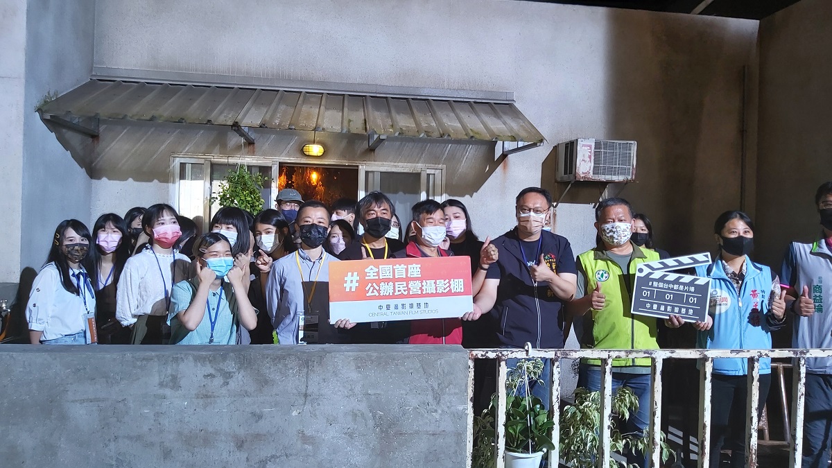 總講師黃美清、電影質感師陳新發共同導覽場景A、B屋，並逐一說明電影美術、質感、陳設等相對關係，如何從空屋到目前場景。導覽後與學員大合影。（圖/陳惠玲攝影）