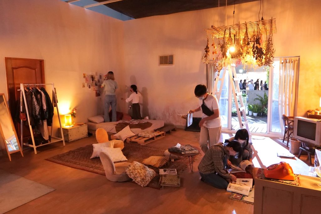 學員分組製作場景屋情形。(圖/朝陽科大提供)