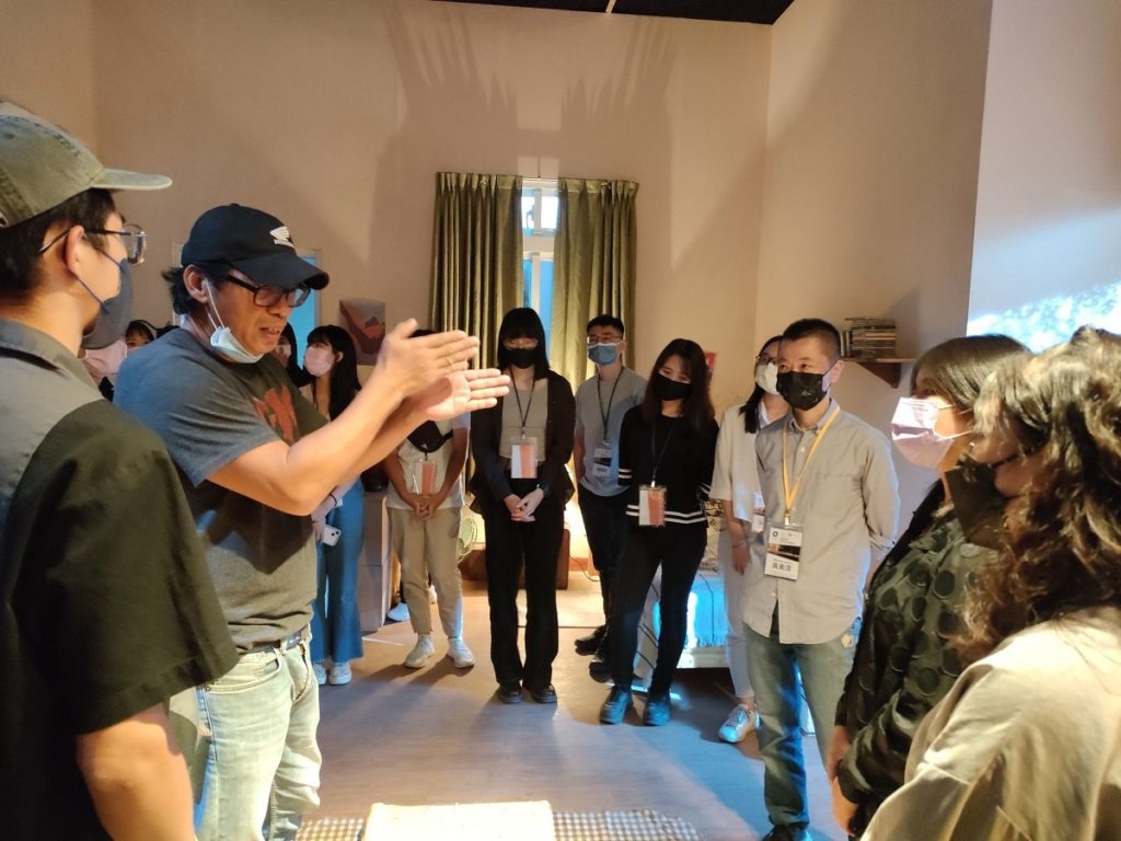 中台灣影視基地經理譚紀良與學員分享燈光專業。(圖/朝陽科大提供)