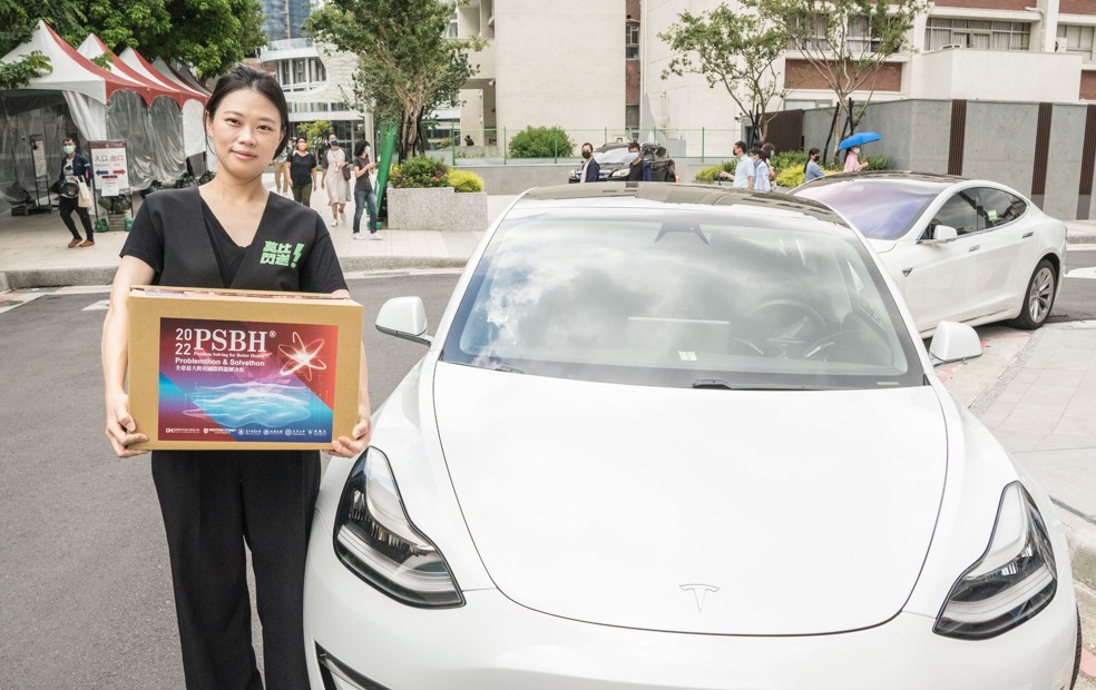 ▲PSBH全球跨校松結合物流新創莫比閃送，將教材百寶箱透過綠色物流車隊送達參與學員手中，透過永續綠色物流車隊將，透過AI人工智慧與大數據演算進行里程與群落估算，快速送達錄取參與者手中，將課程活動鏈結新創生態系並落實大學與企業永續教育與社會責任。(圖/北醫大提供)
