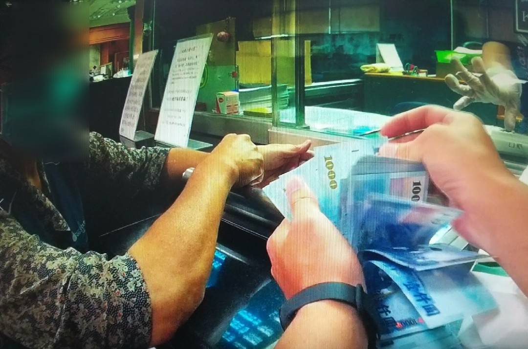 ▲六旬黃姓婦人因繳稅到郵局提領77萬現鈔,繼中所警員吳佳侖熱心全程護鈔 (圖/台中市警察局 提供)