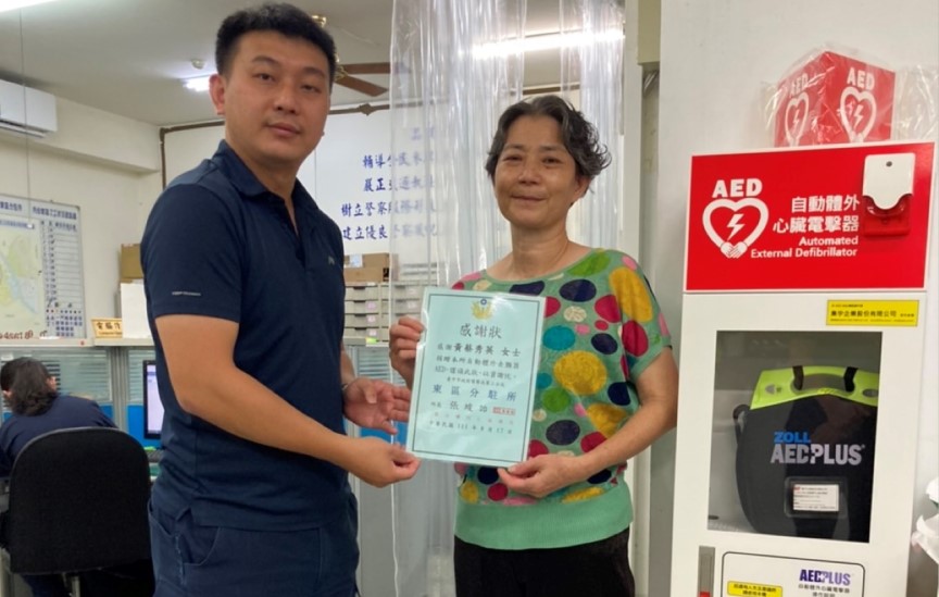 ▲黃蔡秀英女士安詳辭世,兒女依其遺願捐贈警所AED救援設備 (圖/台中市警察局 提供)