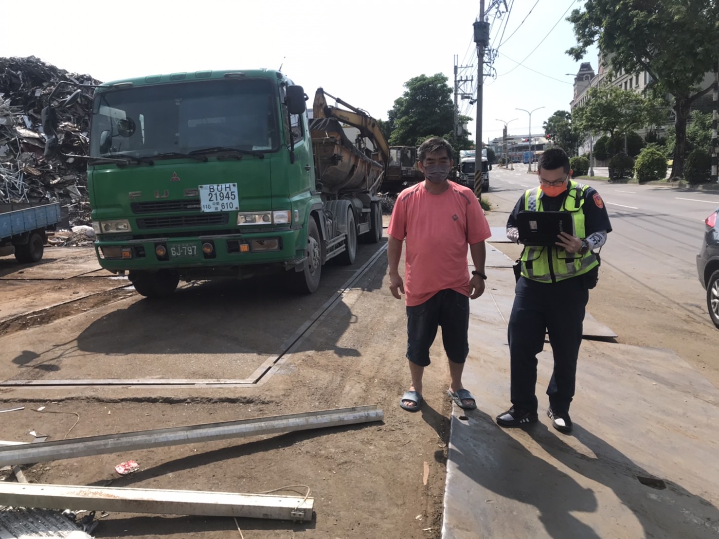 圖片說明:中市警四分局近期針對大型車違規大執法強力取締守護居民安全。(記者謝榮浤翻攝)