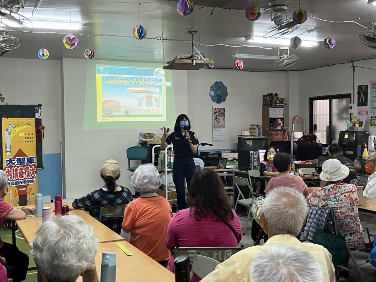 圖片說明:中市警四分局向三厝里關懷協會居民提醒注意大型車保持安全距離以策安全。(記者謝榮浤翻攝)