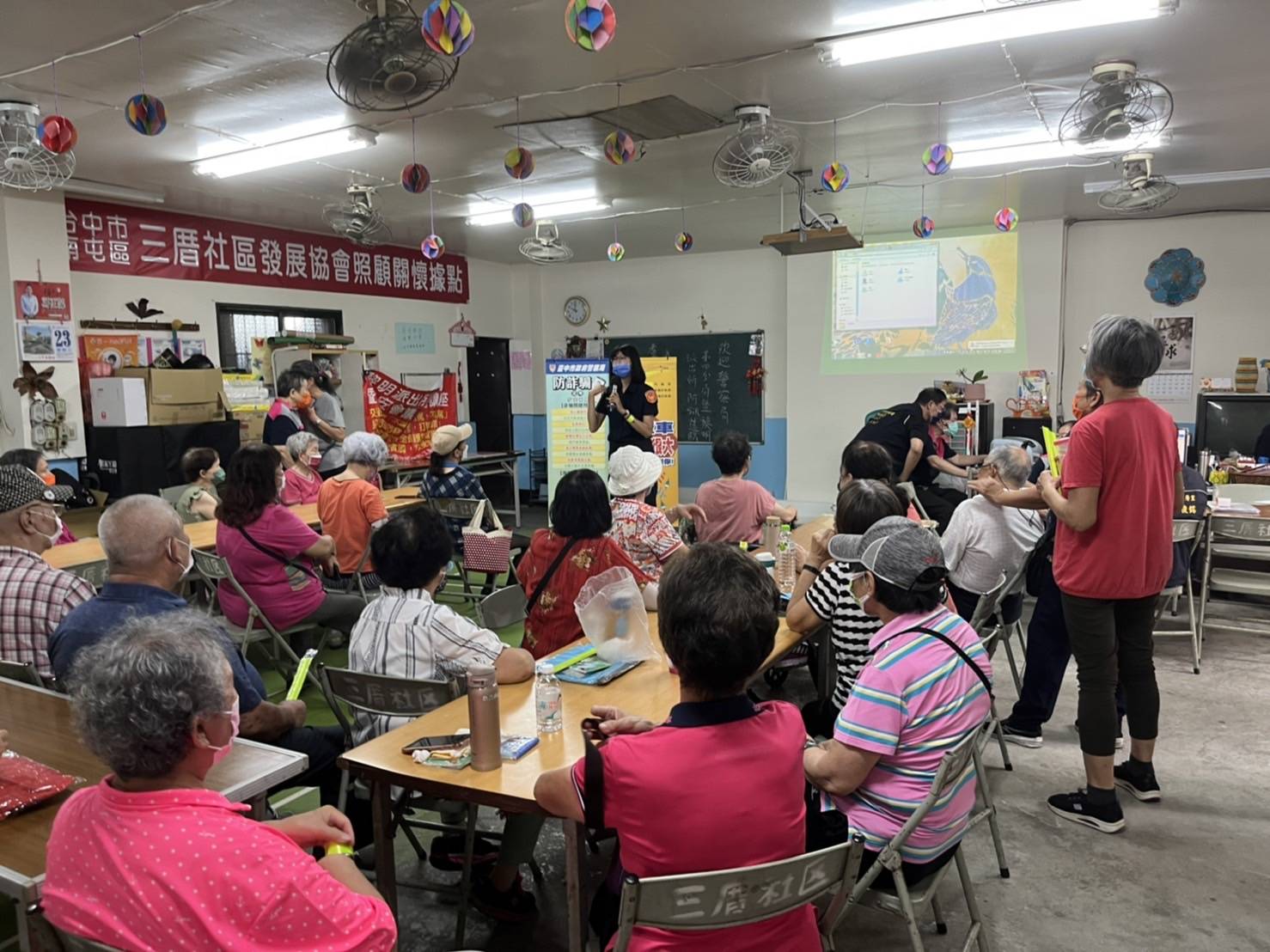 圖片說明:中市警四分局幫在場高齡長者戴上反光條提醒高齡長者外出時,應穿著明亮衣物或配戴反光配件。(記者謝榮浤翻攝)