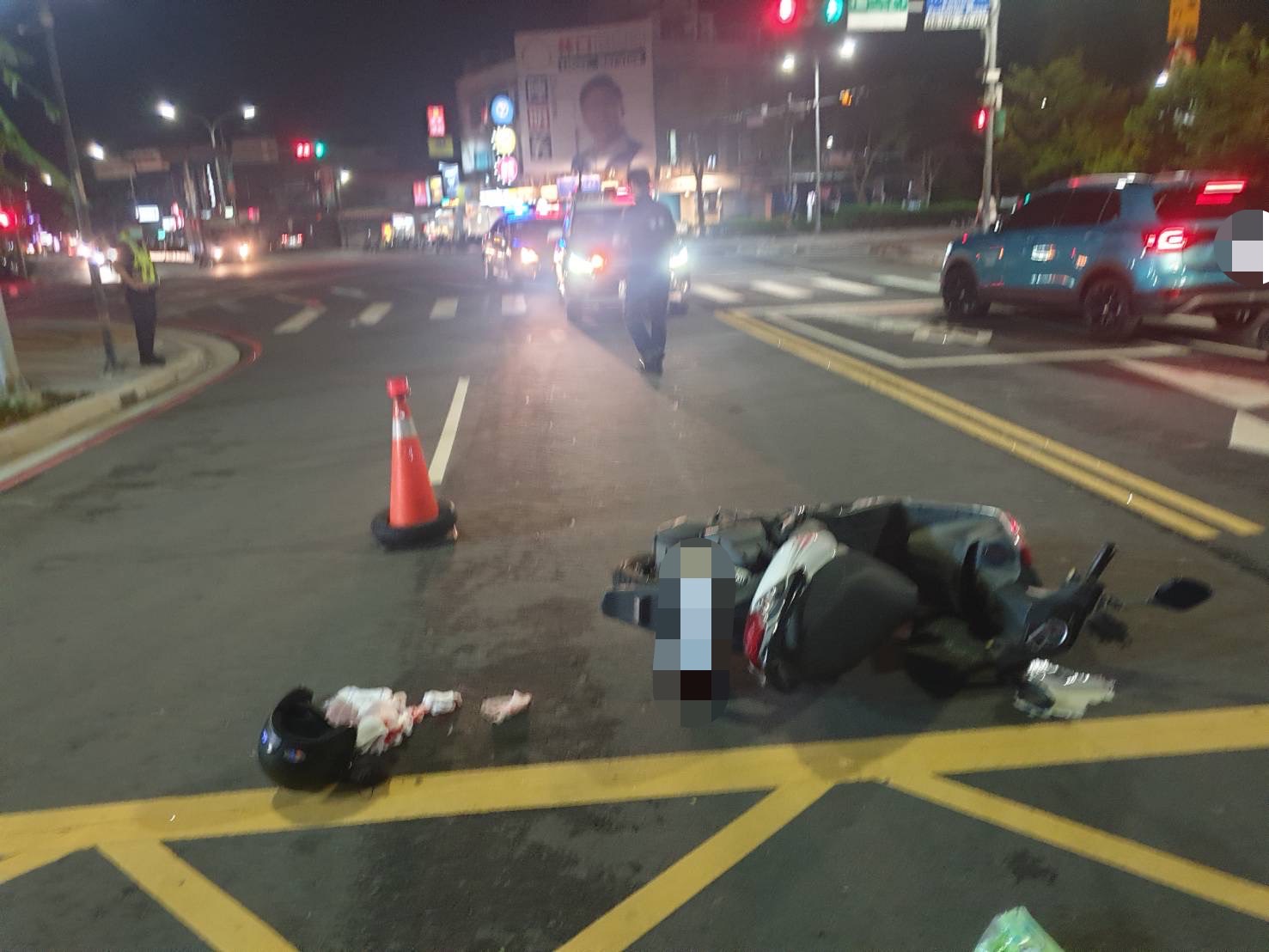 圖片說明:陳姓女騎士自摔,機車後照鏡碎裂刺傷眼睛,現場血跡斑斑。(記者吳萍翻攝)