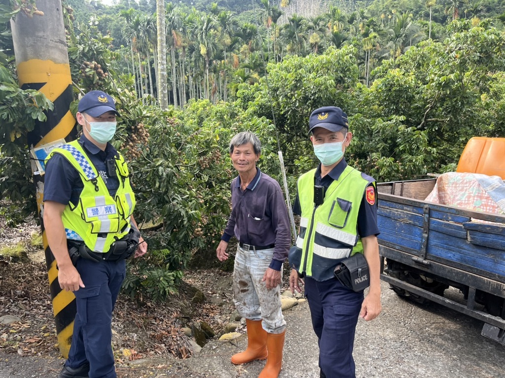 圖片說明:臺中市政府警察局護農專案深獲果農肯定,此為警方執行「護農專案」勤務情形。 (記者林㤈輝翻攝)