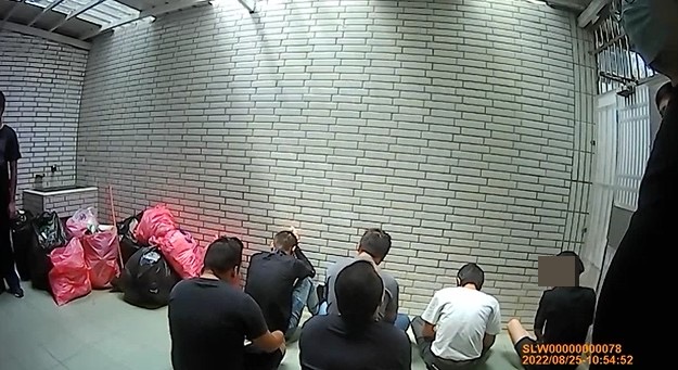 圖片說明:汐止警破獲詐騙集團救出被關押之受害人。(記者徐煜勝翻攝)