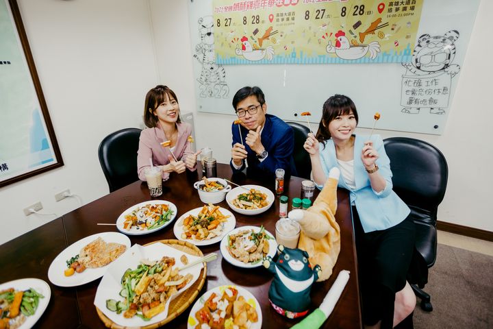 高雄市長陳其邁與發言人張硯卿、周璟瑜宣傳鹹酥雞嘉年華活動。 圖:高雄市政府觀光局/提供