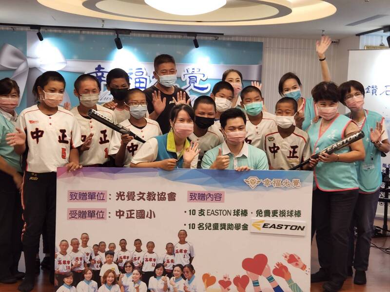 漾新聞|光覺文教協會公益音樂會贈球具給世界銀牌球隊 也攜手左營分局宣導防詐