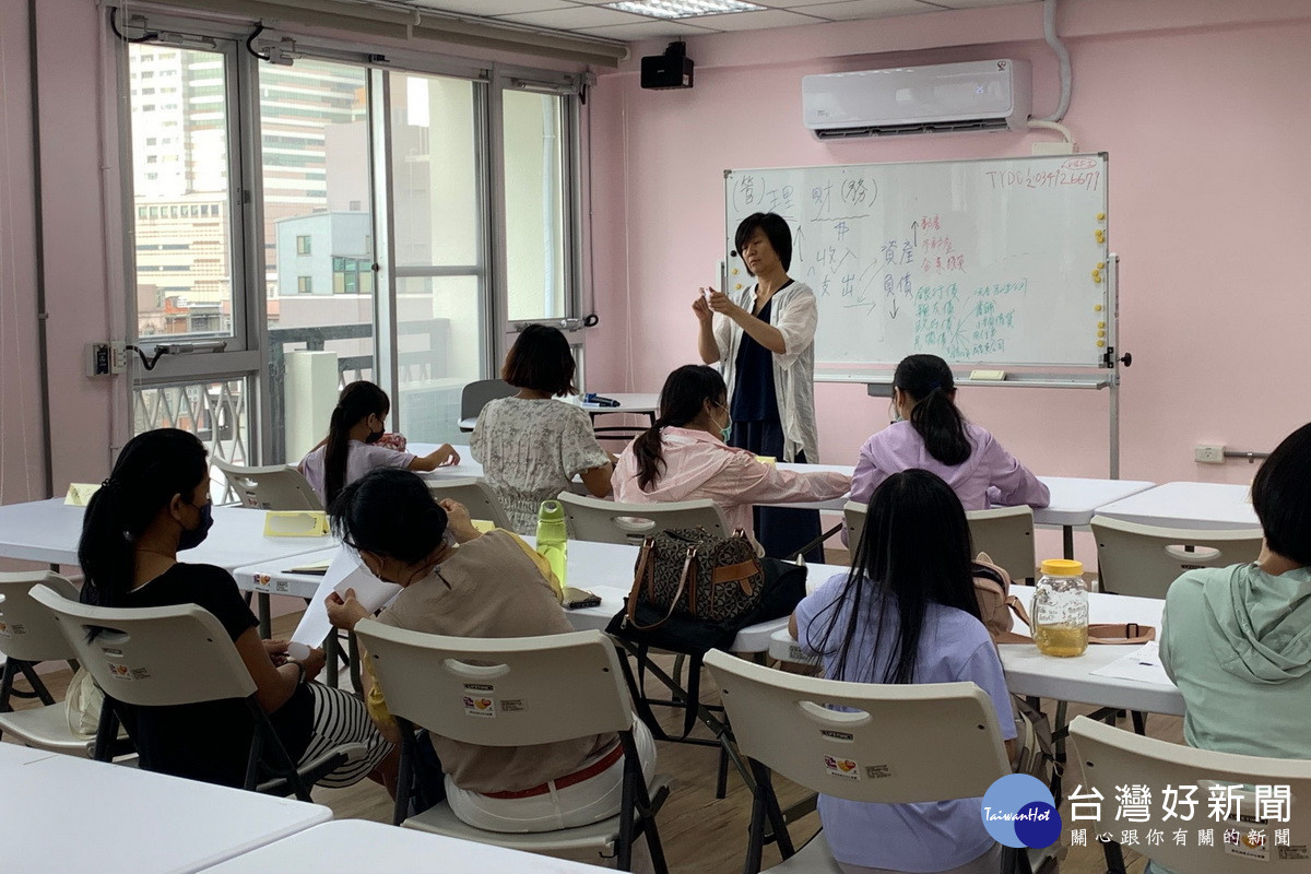 提升新住民生活適應能力,桃園市政府社會局新住民家庭服務中心開辦新住民理財系列講座。<br /><br />