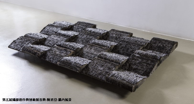 可能是沙發、室內和文字的圖像