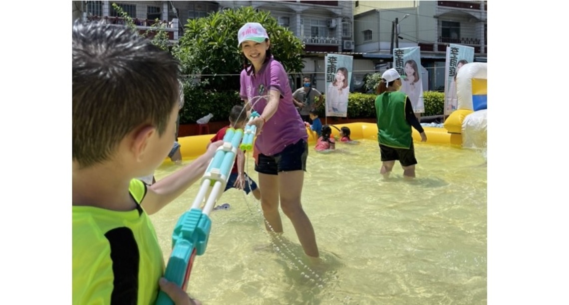 李雨庭「嗨翻天」水上活動熱絡 爭取林園與大寮地區兒童運動公園與親水遊戲設施