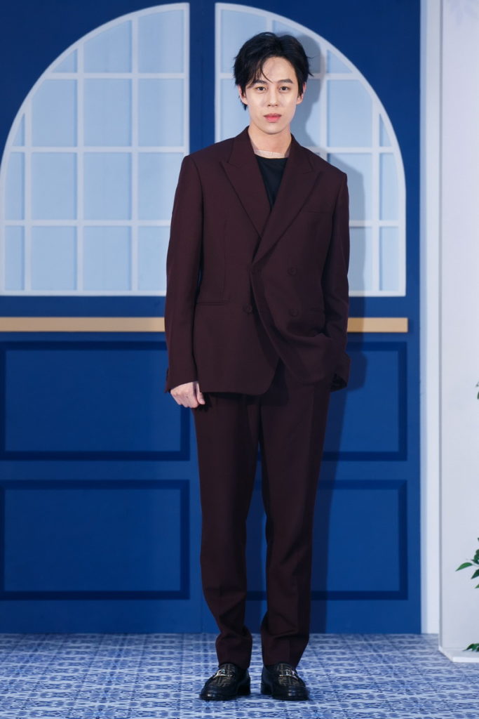 孫麥傑身穿FENDI 酒紅色套裝 展現秋冬魅力