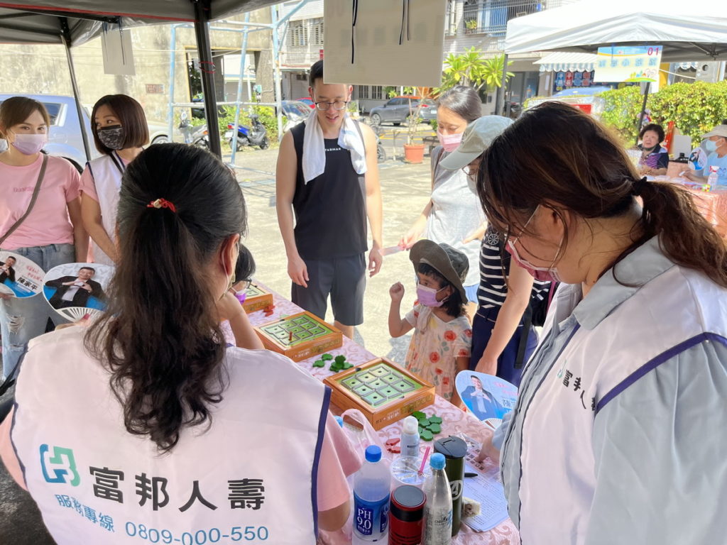 吳鳳科技大學和富邦人壽秉持著教育部推動大學社會責任和企業社會責任的精神，舉辦慶祝祖父母節活動。