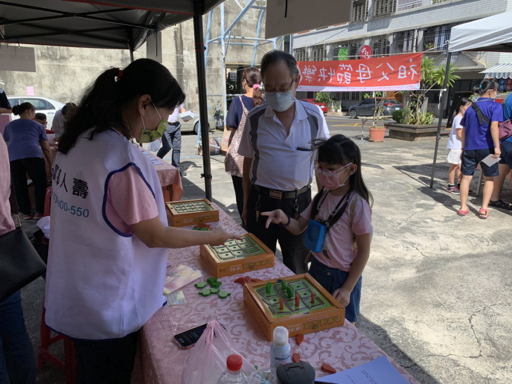 吳鳳科技大學和富邦人壽秉持著教育部推動大學社會責任和企業社會責任的精神，舉辦慶祝祖父母節活動。