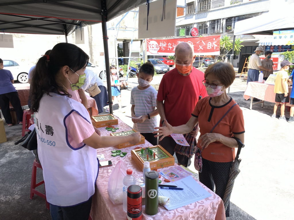 吳鳳科技大學和富邦人壽秉持著教育部推動大學社會責任和企業社會責任的精神，舉辦慶祝祖父母節活動。