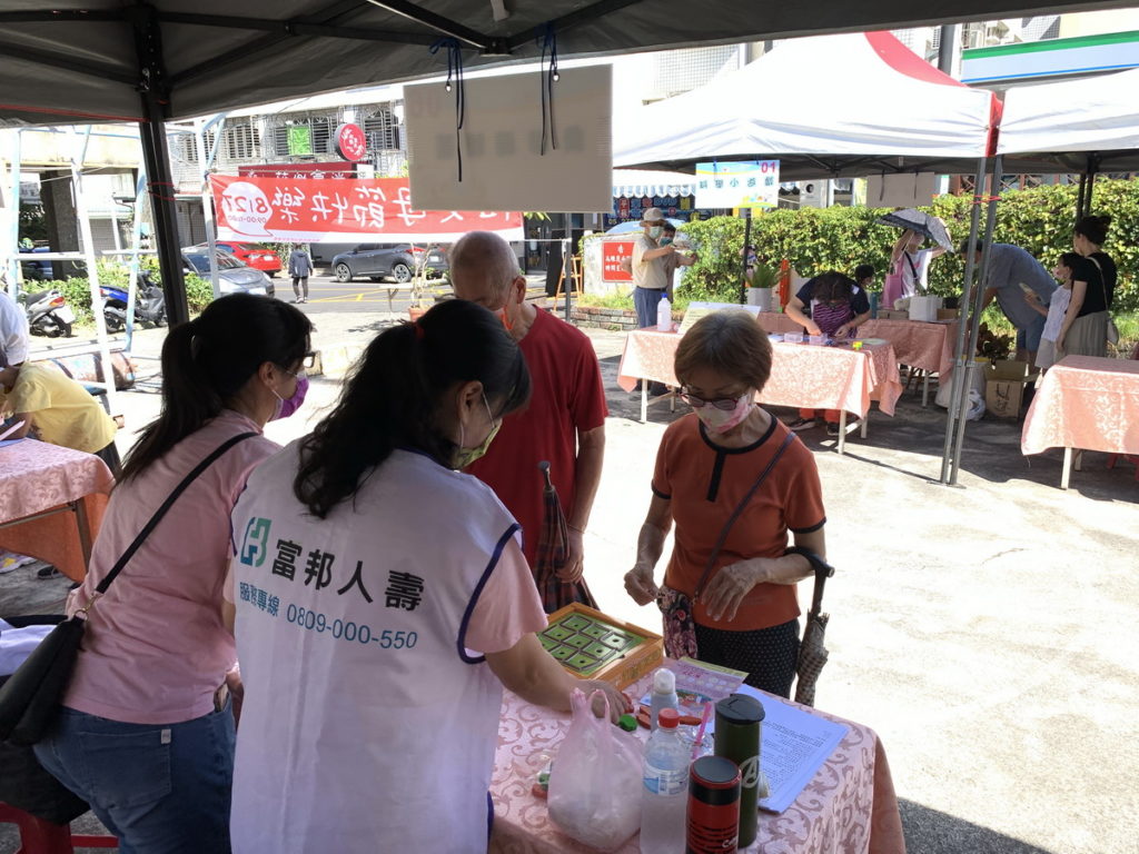 吳鳳科技大學和富邦人壽秉持著教育部推動大學社會責任和企業社會責任的精神，舉辦慶祝祖父母節活動。